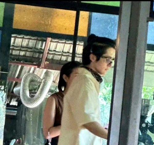 情侶k歌房吃瓜視頻,吃瓜群眾直呼“太甜了！”