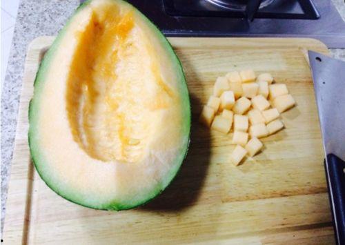 吃冰鎮哈密瓜的視頻,冰鎮哈密瓜美食體驗